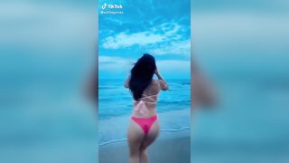 Sofia Gomez: Her signature vid. Look at that bounce #2