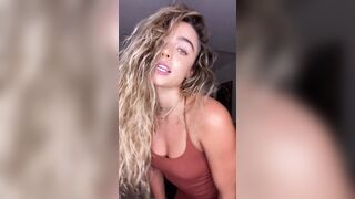 Sommer Ray: wish she actually put her hands on her knees #2