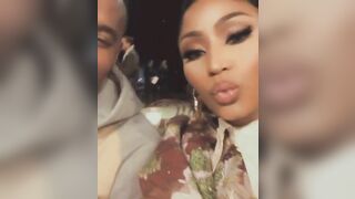 Nicki Minaj: Holi shit, I wannato be licked by her to #1