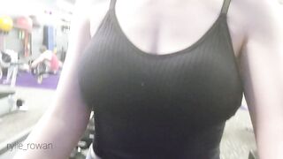 Cams: Girl Flashing Her Boobs in The Gym #1