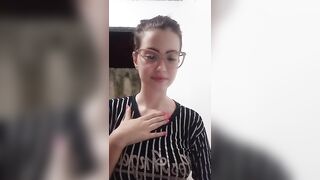 Novinha muito linda e tímida mostrando os peitos #2