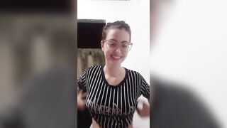 Novinha muito linda e tímida mostrando os peitos #3