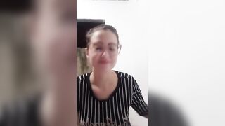 Novinha muito linda e tímida mostrando os peitos #4