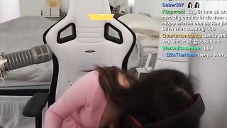 Offlinetv Girls: Poki's cleavage #3