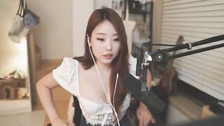 Jess showing her outfit on stream