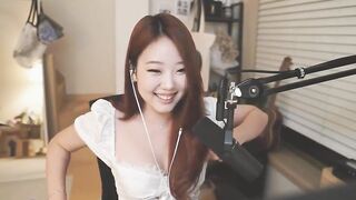 Offlinetv Girls: Jess showing her outfit on stream #4