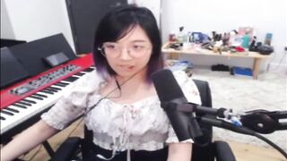 Offlinetv Girls: I overlayed Lily's old lewd audio over some clips and pics. Put it on loop and have fun #2