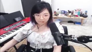 Offlinetv Girls: I overlayed Lily's old lewd audio over some clips and pics. Put it on loop and have fun #3