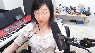 Offlinetv Girls: Lily with the longest lip bite #1