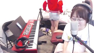 Offlinetv Girls: Lily in shorts #3