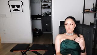 Offlinetv Girls: Rae looking incredible on toast's stream #4