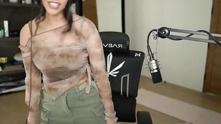 Offlinetv Girls: Rae's new skirt #3