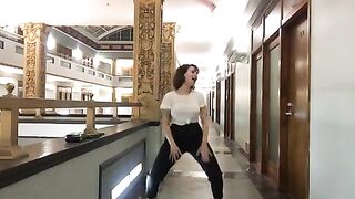 Milana Vayntrub: Cute dance #4